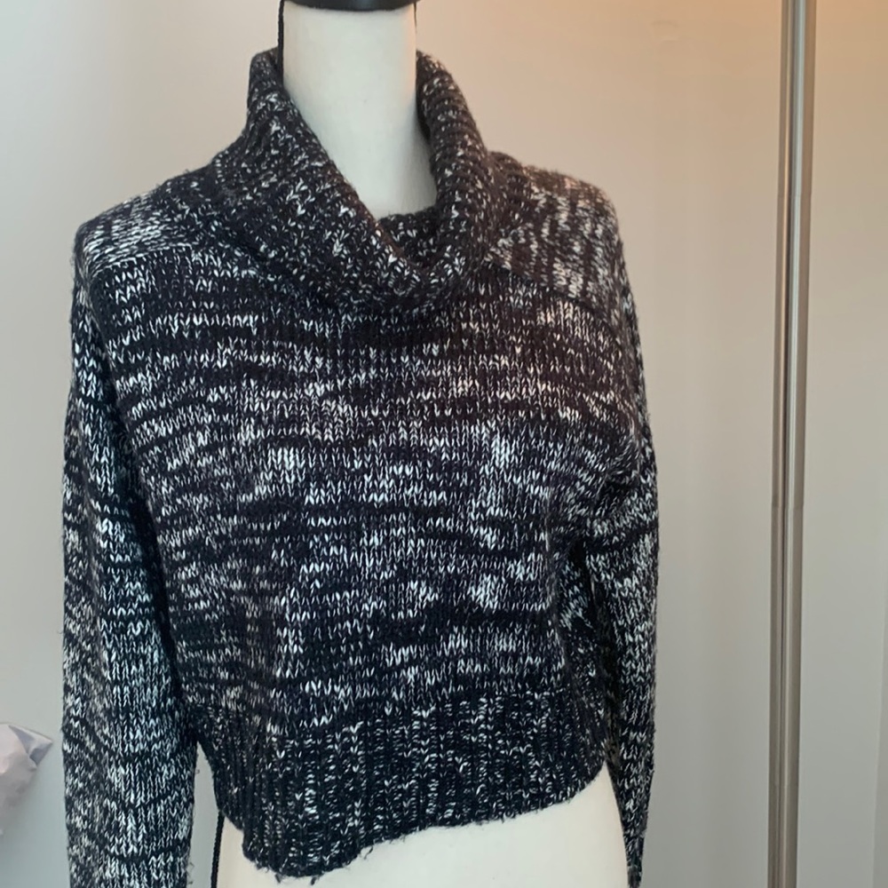 crop sweater black & white